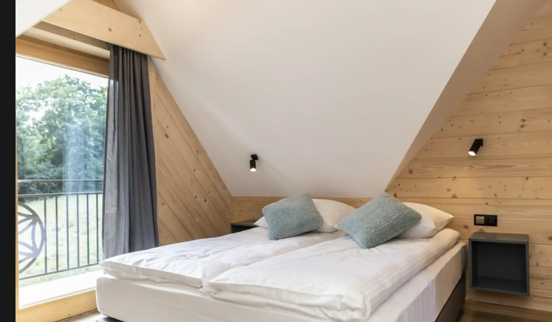 Sypialnia na poddaszu z wyjściem na balkon