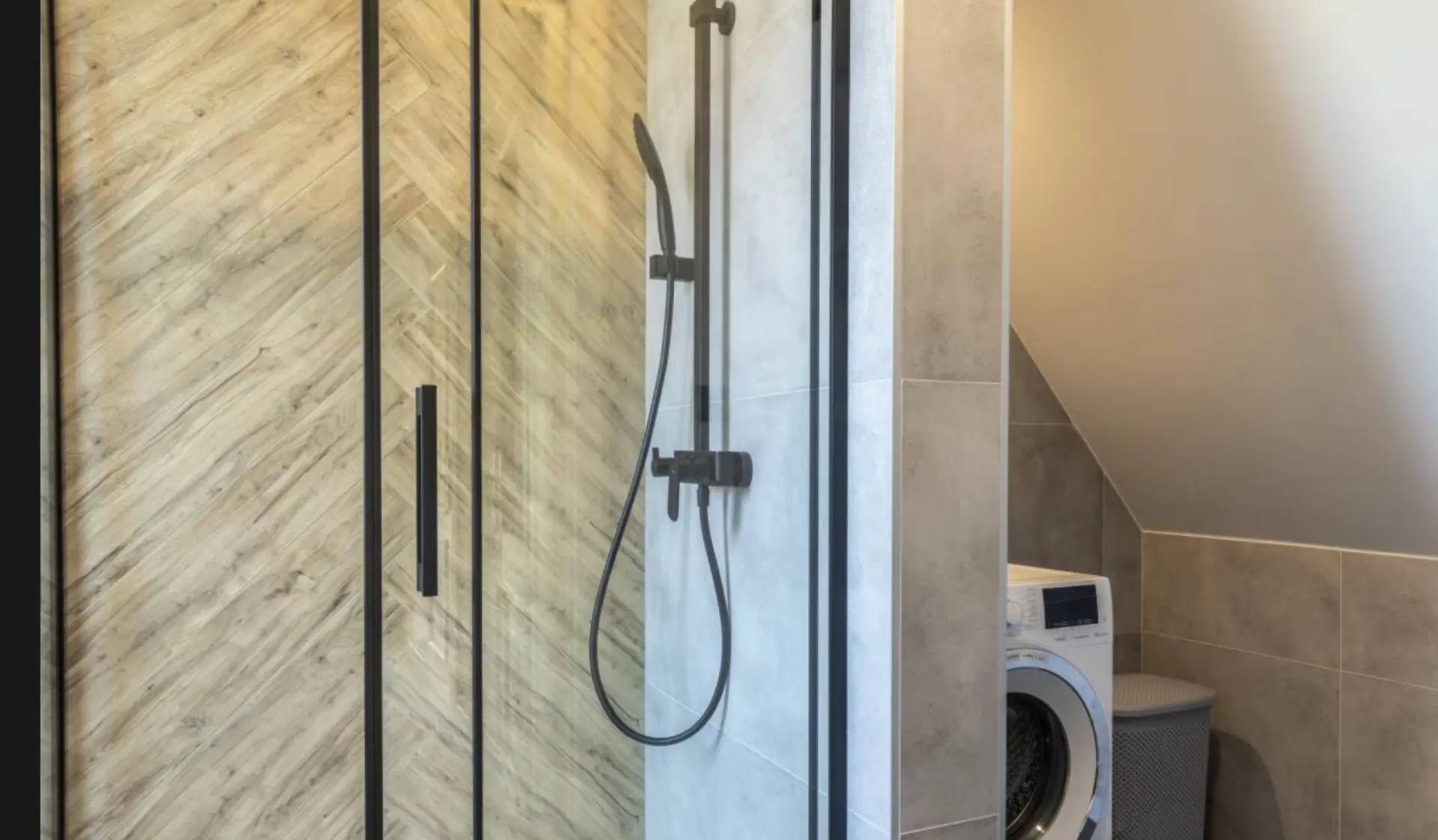 Łazienka z prysznicem walk-in i pralką